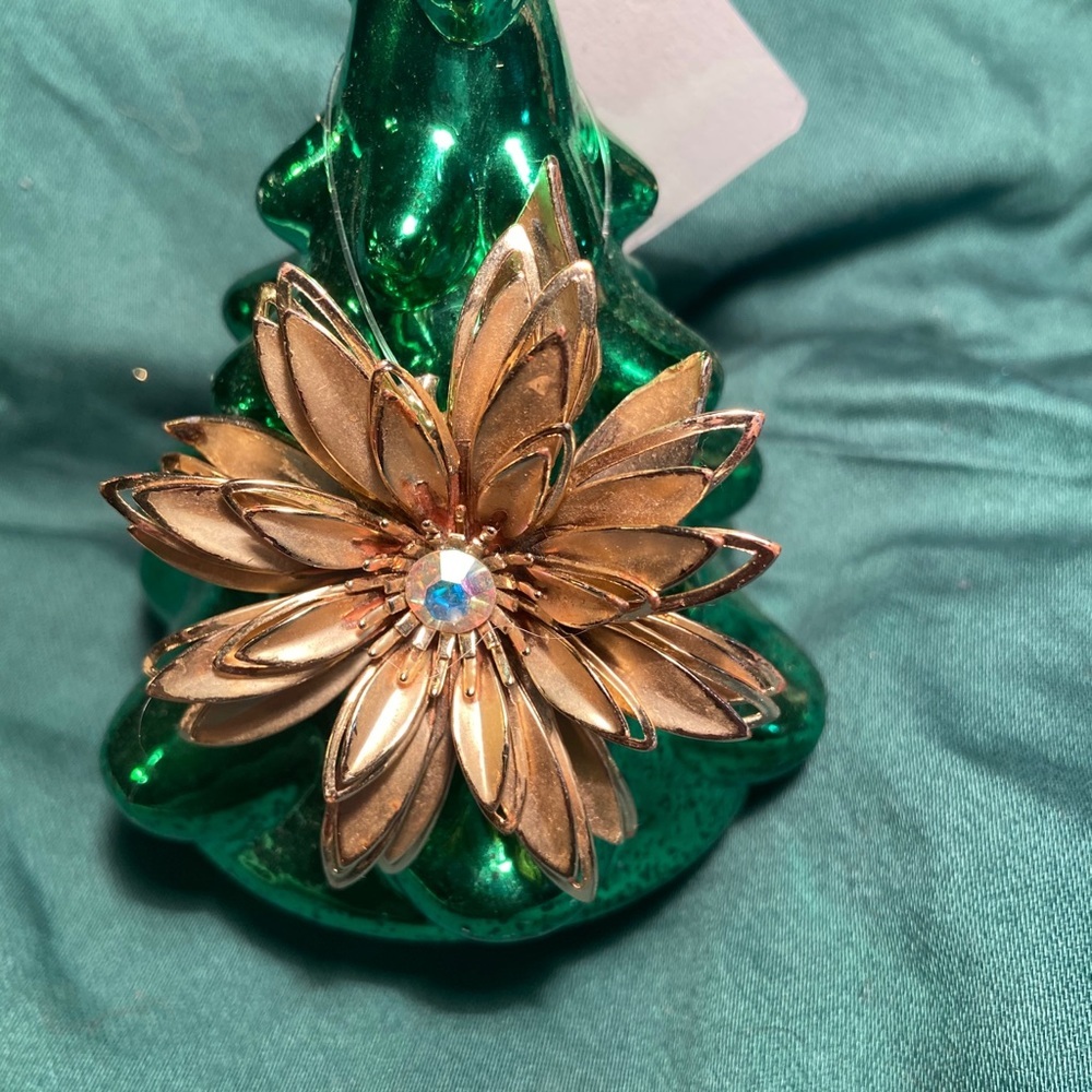Sarah Coventry Vintage Gold Flower w. Aurora Borealis Center Brooch Pin